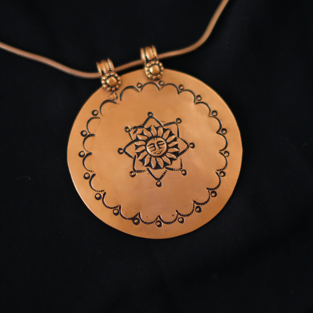 Colgante de plata con baño de oro mateado representando a Surya, el dios sol en la mitología hindú. Representa la luz, la vida y la energía. Es considerado el dador de vida y venerado por su capacidad para curar enfermedades y proporcionar bienestar. La cadena es de plata también con baño de oro. Se puede abrir por un extremo girándolo para usar con diferentes colgantes. Longitud cadena 46 cm Diámetro colgante 77 mm Peso 72 g Pendant  from India representing Surya ,the Sun God. Lula Máiz