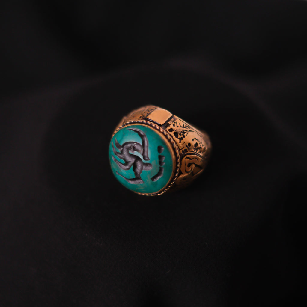 Anillo artesanal de Afganistán hecho a mano con aleación de plata, baño de oro mateado y sello zoomórfico en turquesa. Tamaño 14 Peso 23 g  Signet ring from Afghanistan. Lula Mái