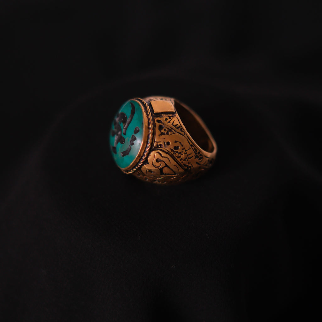 Anillo artesanal de Afganistán hecho a mano con aleación de plata, baño de oro mateado y sello zoomórfico en turquesa. Tamaño 14 Peso 23 g  Signet ring from Afghanistan. Lula Mái
