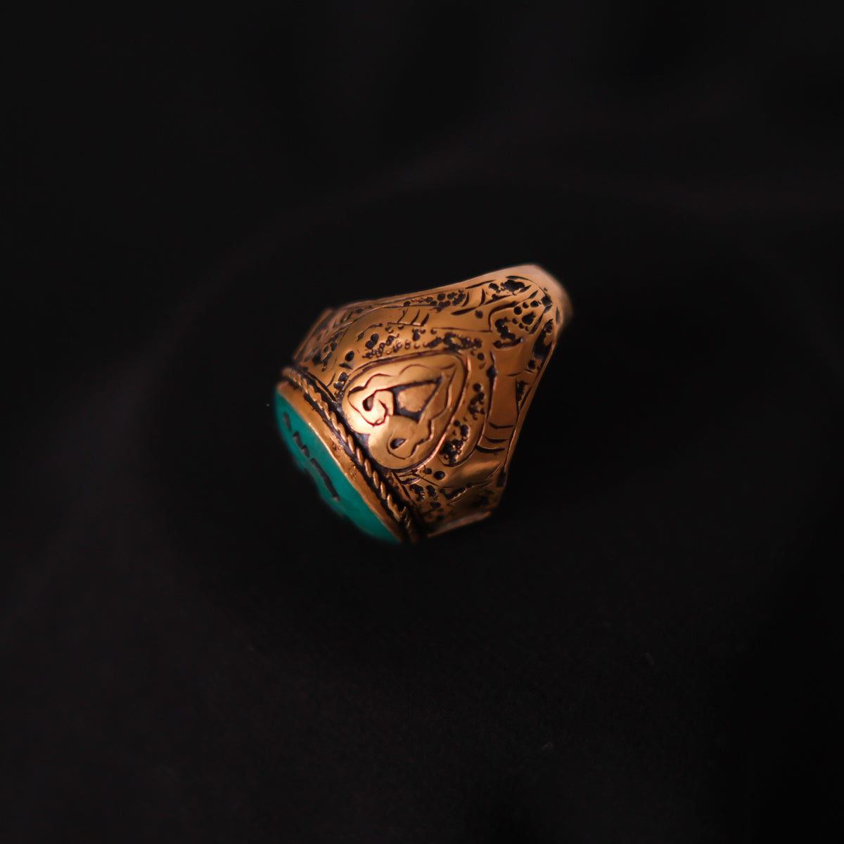 Anillo artesanal de Afganistán hecho a mano con aleación de plata, baño de oro mateado y sello zoomórfico en turquesa. Tamaño 14 Peso 23 g  Signet ring from Afghanistan. Lula Mái