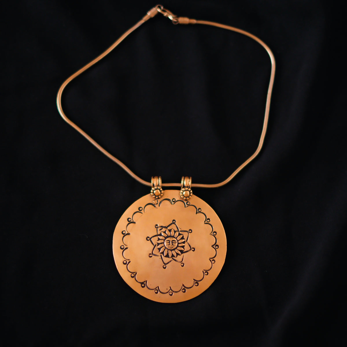 Colgante de plata con baño de oro mateado representando a Surya, el dios sol en la mitología hindú. Representa la luz, la vida y la energía. Es considerado el dador de vida y venerado por su capacidad para curar enfermedades y proporcionar bienestar. La cadena es de plata también con baño de oro. Se puede abrir por un extremo girándolo para usar con diferentes colgantes. Longitud cadena 46 cm Diámetro colgante 77 mm Peso 72 g Pendant  from India representing Surya ,the Sun God. Lula Máiz