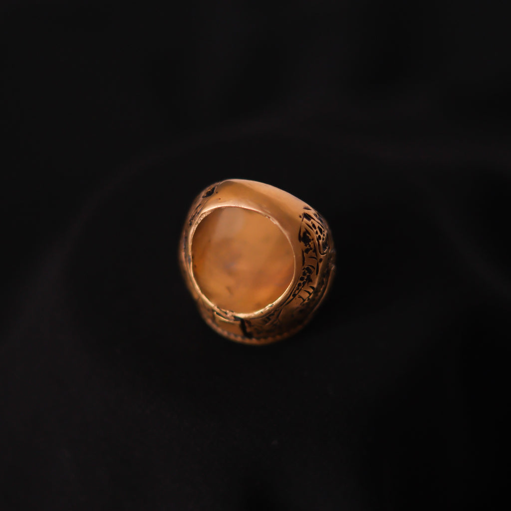 Anillo artesanal de Afganistán hecho a mano con aleación de plata, baño de oro mateado y sello zoomórfico en turquesa. Tamaño 14 Peso 23 g  Signet ring from Afghanistan. Lula Mái