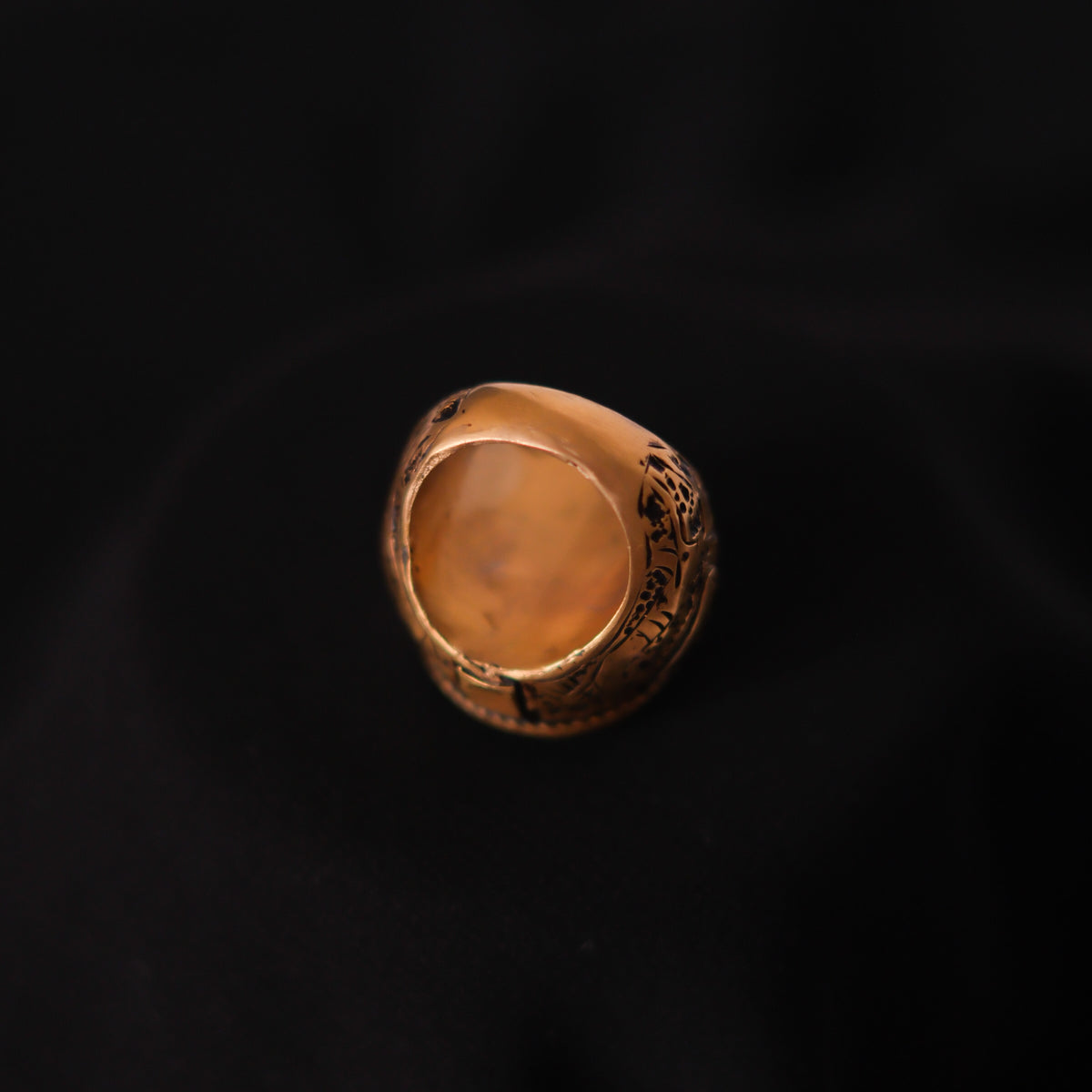 Anillo artesanal de Afganistán hecho a mano con aleación de plata, baño de oro mateado y sello zoomórfico en turquesa. Tamaño 14 Peso 23 g  Signet ring from Afghanistan. Lula Mái