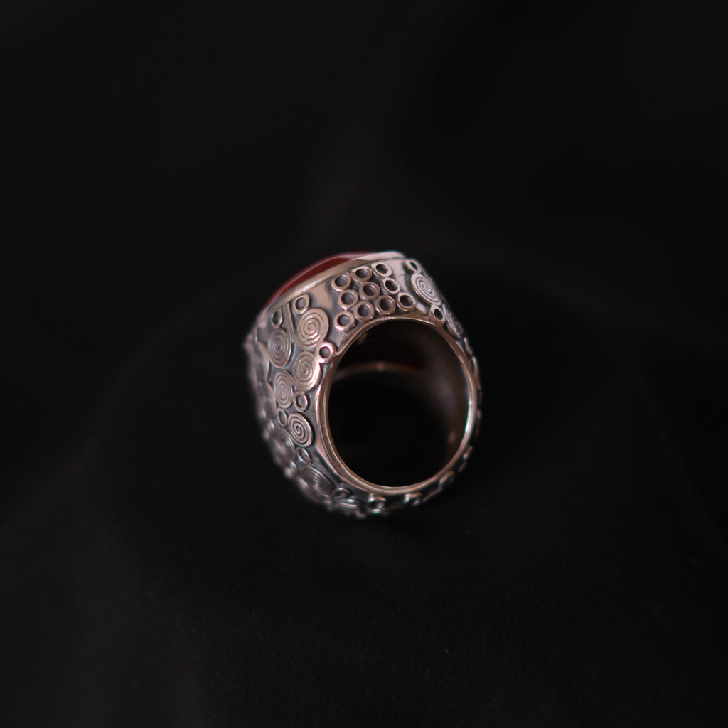Anillo artesanal XL hecho a mano con plata de ley y gran cabujón de ágata cornalina. Tamaño 20 Peso 34 g Hand made ring with carnelian cabochon. Lula Máiz