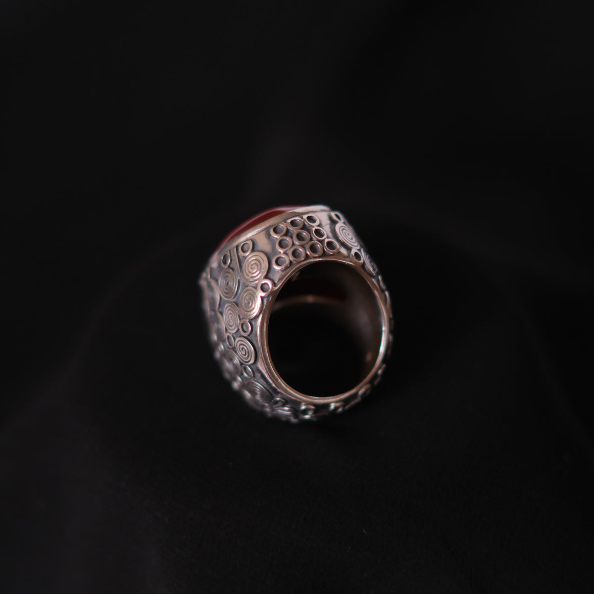 Anillo artesanal XL hecho a mano con plata de ley y gran cabujón de ágata cornalina. Tamaño 20 Peso 34 g Hand made ring with carnelian cabochon. Lula Máiz