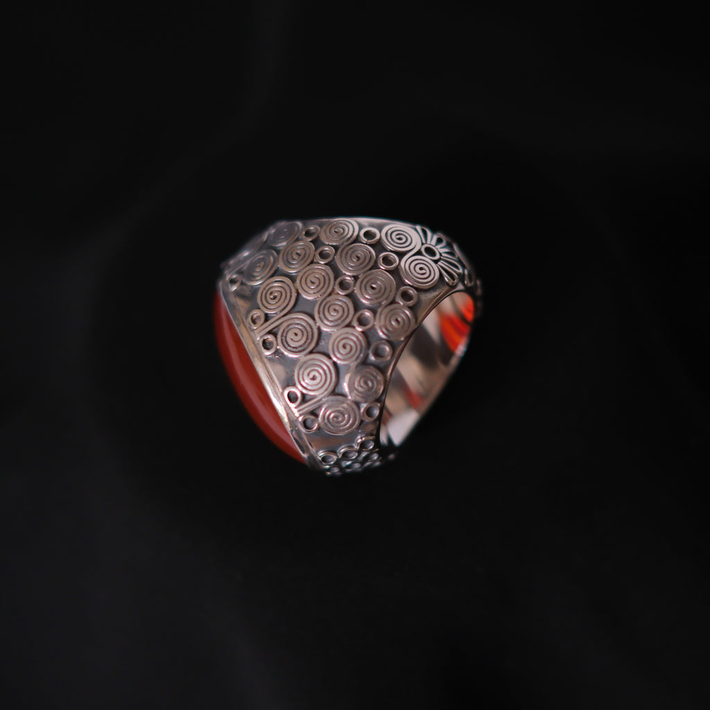 Anillo artesanal XL hecho a mano con plata de ley y gran cabujón de ágata cornalina. Tamaño 20 Peso 34 g Hand made ring with carnelian cabochon. Lula Máiz
