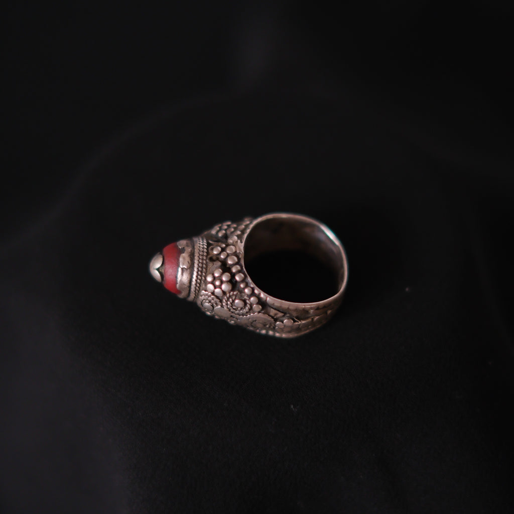 Anillo antiguo de Yemen, de la primera mitad del siglo XX, realizado artesanalmente con plata y vidrio. Tiene una patina extraordinaria. Tamaño 15 Peso 12 g Old ring from Yemen. Lula Máiz