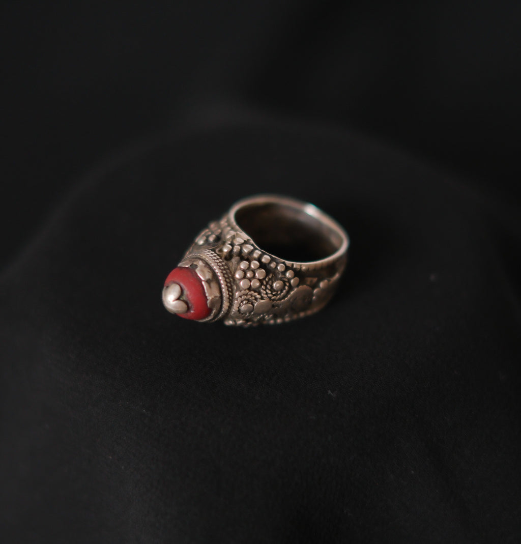 Anillo antiguo de Yemen, de la primera mitad del siglo XX, realizado artesanalmente con plata y vidrio. Tiene una patina extraordinaria. Tamaño 15 Peso 12 g Old ring from Yemen. Lula Máiz