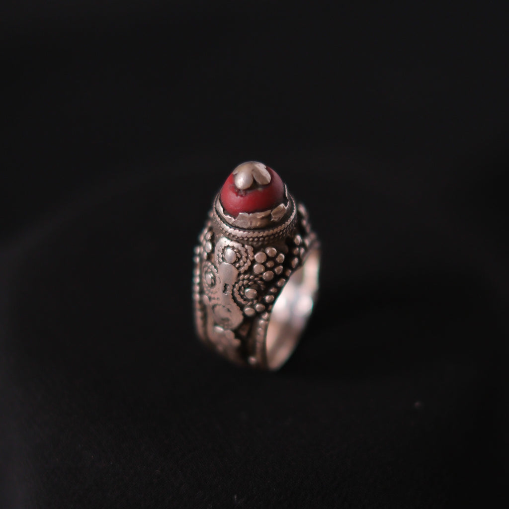 Anillo antiguo de Yemen, de la primera mitad del siglo XX, realizado artesanalmente con plata y vidrio. Tiene una patina extraordinaria. Tamaño 15 Peso 12 g Old ring from Yemen. Lula Máiz