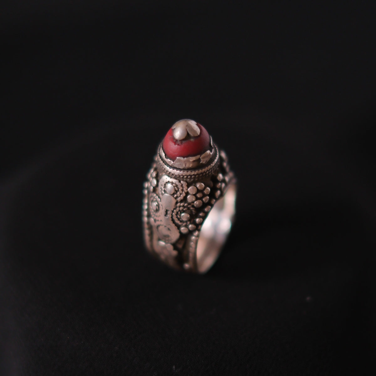 Anillo antiguo de Yemen, de la primera mitad del siglo XX, realizado artesanalmente con plata y vidrio. Tiene una patina extraordinaria. Tamaño 15 Peso 12 g Old ring from Yemen. Lula Máiz