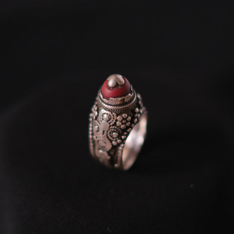 Anillo antiguo de Yemen, de la primera mitad del siglo XX, realizado artesanalmente con plata y vidrio. Tiene una patina extraordinaria. Tamaño 15 Peso 12 g Old ring from Yemen. Lula Máiz