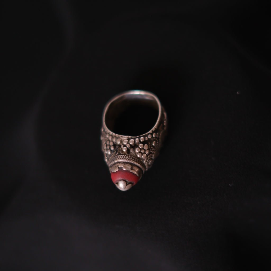 Anillo antiguo de Yemen, de la primera mitad del siglo XX, realizado artesanalmente con plata y vidrio. Tiene una patina extraordinaria. Tamaño 15 Peso 12 g Old ring from Yemen. Lula Máiz