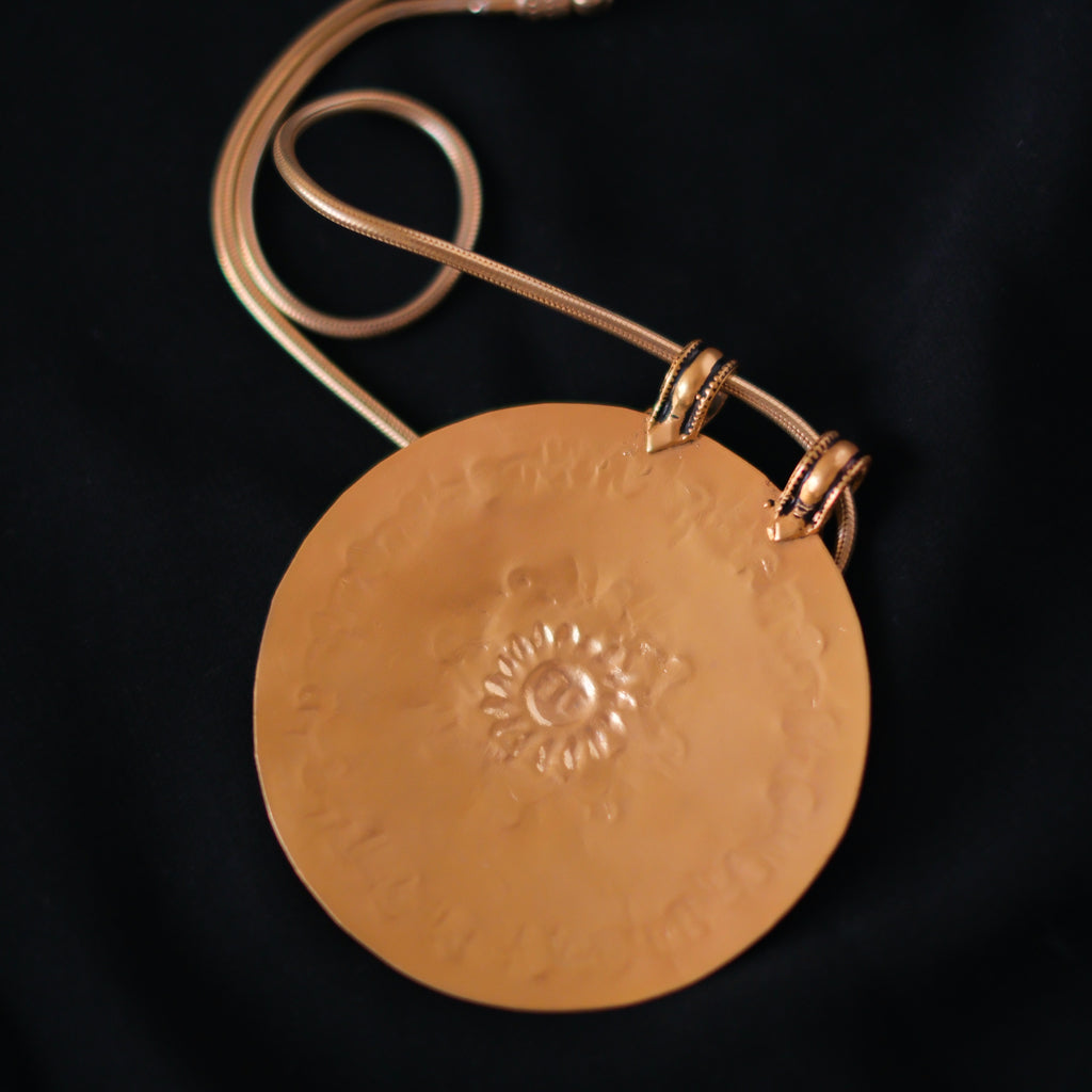 Colgante de plata con baño de oro mateado representando a Surya, el dios sol en la mitología hindú. Representa la luz, la vida y la energía. Es considerado el dador de vida y venerado por su capacidad para curar enfermedades y proporcionar bienestar. La cadena es de plata también con baño de oro. Se puede abrir por un extremo girándolo para usar con diferentes colgantes. Longitud cadena 46 cm Diámetro colgante 77 mm Peso 72 g Pendant  from India representing Surya ,the Sun God. Lula Máiz