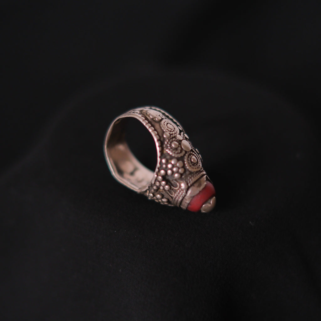 Anillo antiguo de Yemen, de la primera mitad del siglo XX, realizado artesanalmente con plata y vidrio. Tiene una patina extraordinaria. Tamaño 15 Peso 12 g Old ring from Yemen. Lula Máiz
