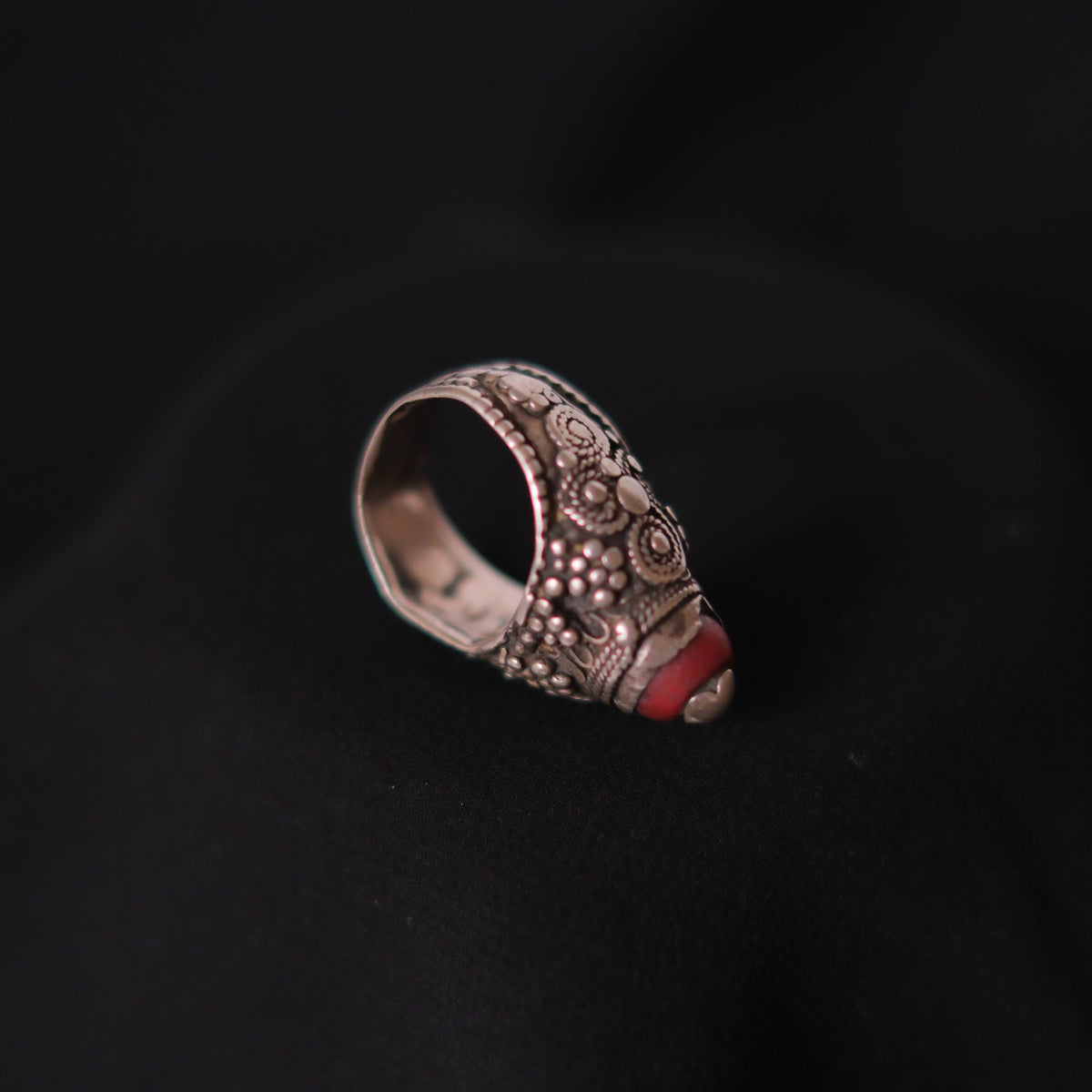 Anillo antiguo de Yemen, de la primera mitad del siglo XX, realizado artesanalmente con plata y vidrio. Tiene una patina extraordinaria. Tamaño 15 Peso 12 g Old ring from Yemen. Lula Máiz