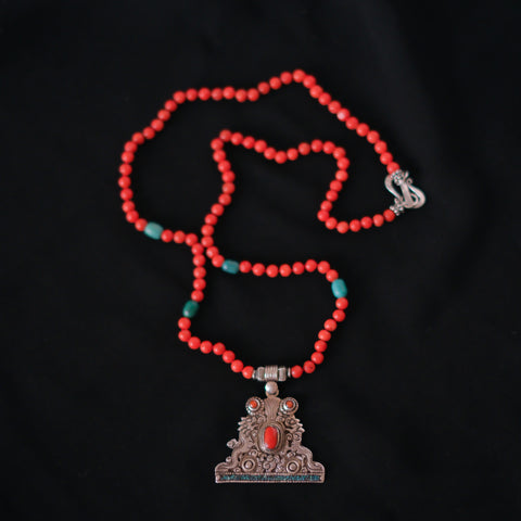 Collar con colgante tibetano de plata hecho a mano representando dos dragones, animal mitológico que para los budistas representa buena suerte, fuerza y salud. Combinado en esta pieza única de Lula Máiz con coral y turquesa. El cierre es de plata de ley. Longitud 60 cm Peso 32 g One of a kind by Lula Máiz
