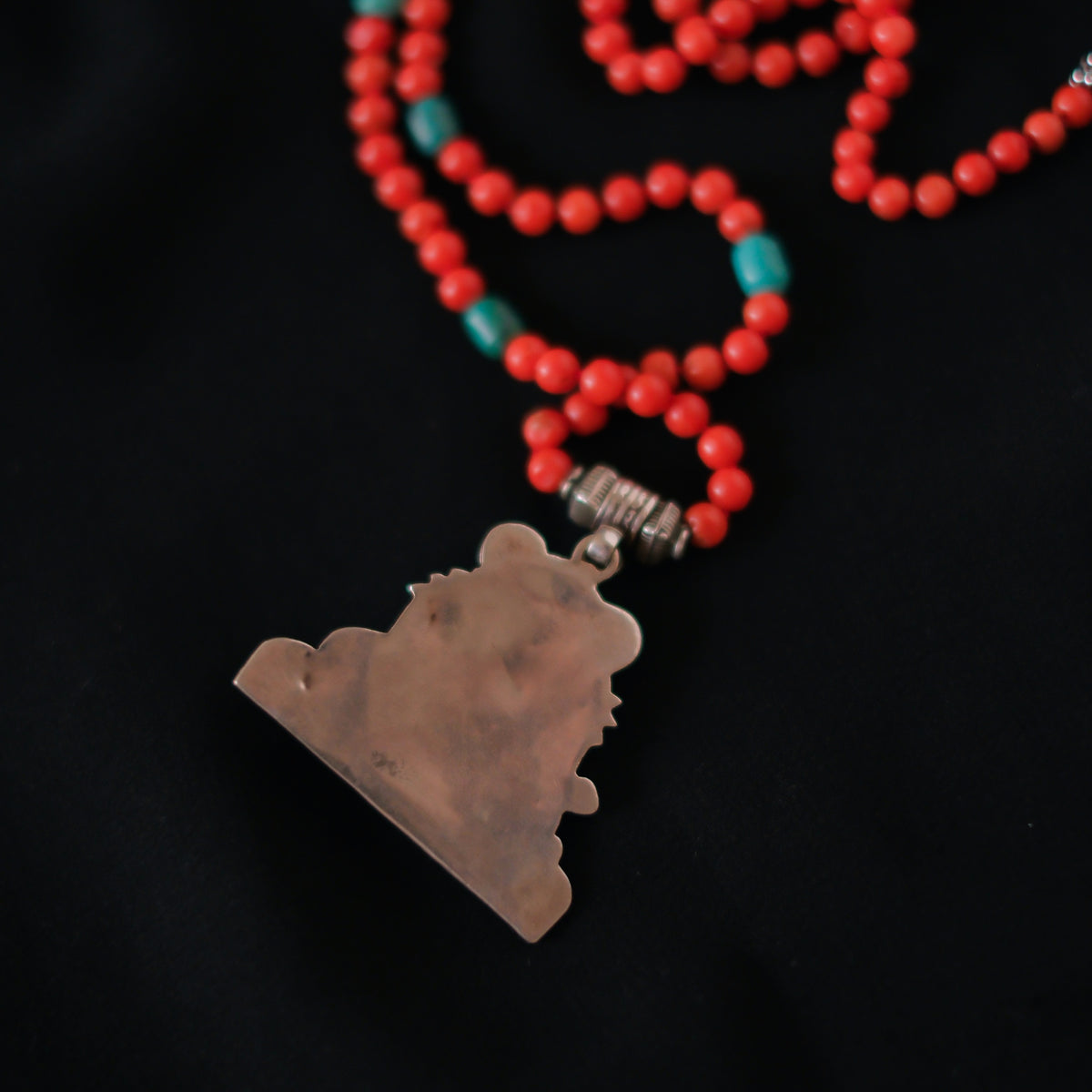 Collar con colgante tibetano de plata hecho a mano representando dos dragones, animal mitológico que para los budistas representa buena suerte, fuerza y salud. Combinado en esta pieza única de Lula Máiz con coral y turquesa. El cierre es de plata de ley. Longitud 60 cm Peso 32 g One of a kind by Lula Máiz