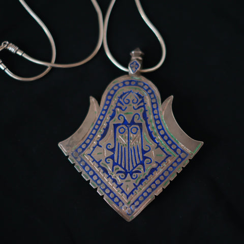 Amuleto antiguo de Himachal Pradesh ( India ) hecho a mano con plata y esmaltes, y con huellas de pies que representan a Lord Vishnu, considerado como el preservador del Universo en la trinidad hindu. La cadena es contemporanea, hecha a mano con plata de ley, se puede abrir desenroscando un extremo y asi usar con otros colgantes. Medidas amuleto 12 x 10 cm Longitud cadena 74 cm Peso 100 g Old silver and enamel pendant from India with Lord Vishnu footprints. Lula Maiz