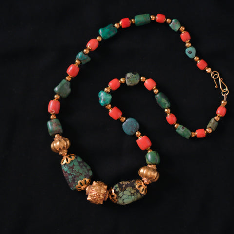 Collar con turquesas tibetanas, corales y cuentas de oro de India. El cierre es tambien de oro. El coral y la turquesa son amuletos protectores para los tibetanos y gemas esenciales de su joyeria, las usan para atraer prosperidad y fomentar el bienestar fisico y espiritual. Longitud 52 cm Peso 55 g. Necklace with tin=betan turquoise and coral, and gold beads from India.
One of a kind by Lula Maiz