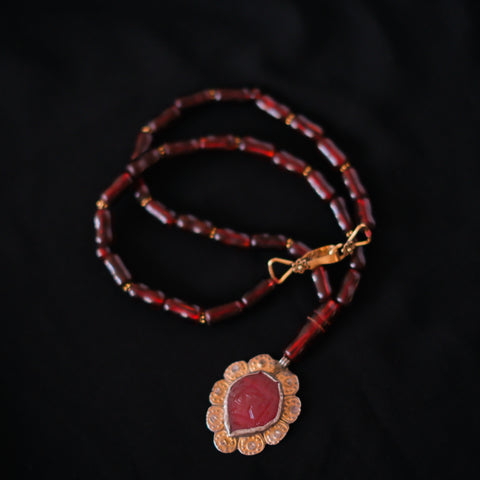 Collar con colgante antiguo turcomano con ágata y plata dorada, combinado con piezas de ámbar de un tasbih antiguo ( rosario musulmán ) y cuentas de plata dorada. El cierre es contemporáneo, de plata dorada. Pieza única de Lula Máiz Longitud 62 cm Medidas colgante 5 cm x 3,5 cm Peso 60 g One of a kind by Lula Máiz