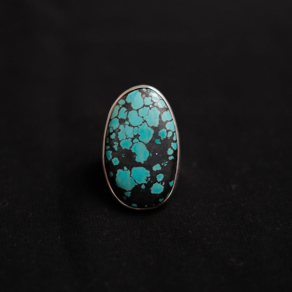 Anillo artesanal hecho a mano con plata de ley y turquesa tela de araña. Medidas 4 cm x 2 cm Tamaño  12 Peso 19 g. Ring hand made with sterling silver and spiderweb turquoise. Lula Máiz