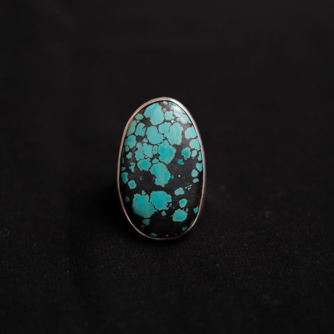 Anillo artesanal hecho a mano con plata de ley y turquesa tela de araña. Medidas 4 cm x 2 cm Tamaño  12 Peso 19 g. Ring hand made with sterling silver and spiderweb turquoise. Lula Máiz