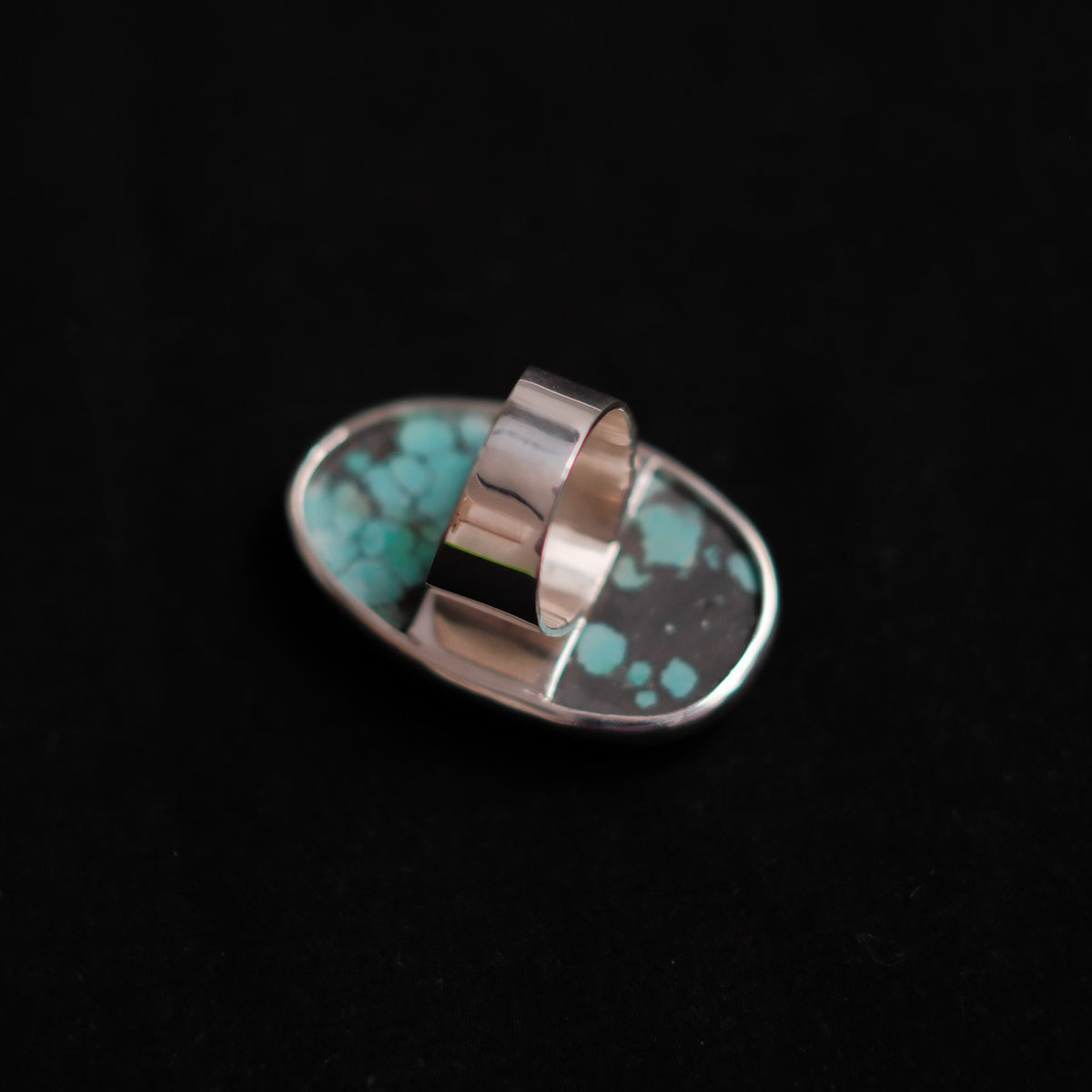 Anillo artesanal hecho a mano con plata de ley y turquesa tela de araña. Medidas 4 cm x 2 cm Tamaño  12 Peso 19 g. Ring hand made with sterling silver and spiderweb turquoise. Lula Máiz