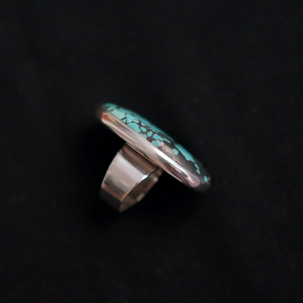 Anillo artesanal hecho a mano con plata de ley y turquesa tela de araña. Medidas 4 cm x 2 cm Tamaño  12 Peso 19 g. Ring hand made with sterling silver and spiderweb turquoise. Lula Máiz