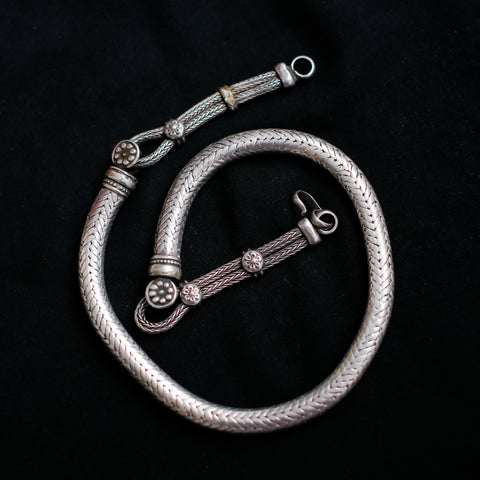 Collar de plata artesanal  llamado de serpiente por la flexibilidad de la pieza que asemeja el movimiento de la serpiente. Longitud 45 cm Grosor 10 mm Peso  132 g Hand made snake necklace. Lula Máiz