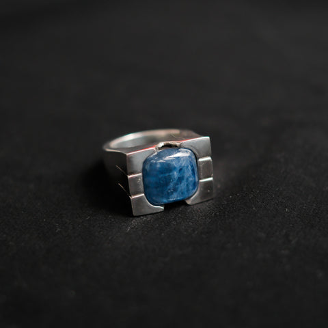 Anillo artesanal hecho a mano con plata de ley y cianita. Tamaño 17 Peso 27 g Silver ring with kyanite. Lula Máiz