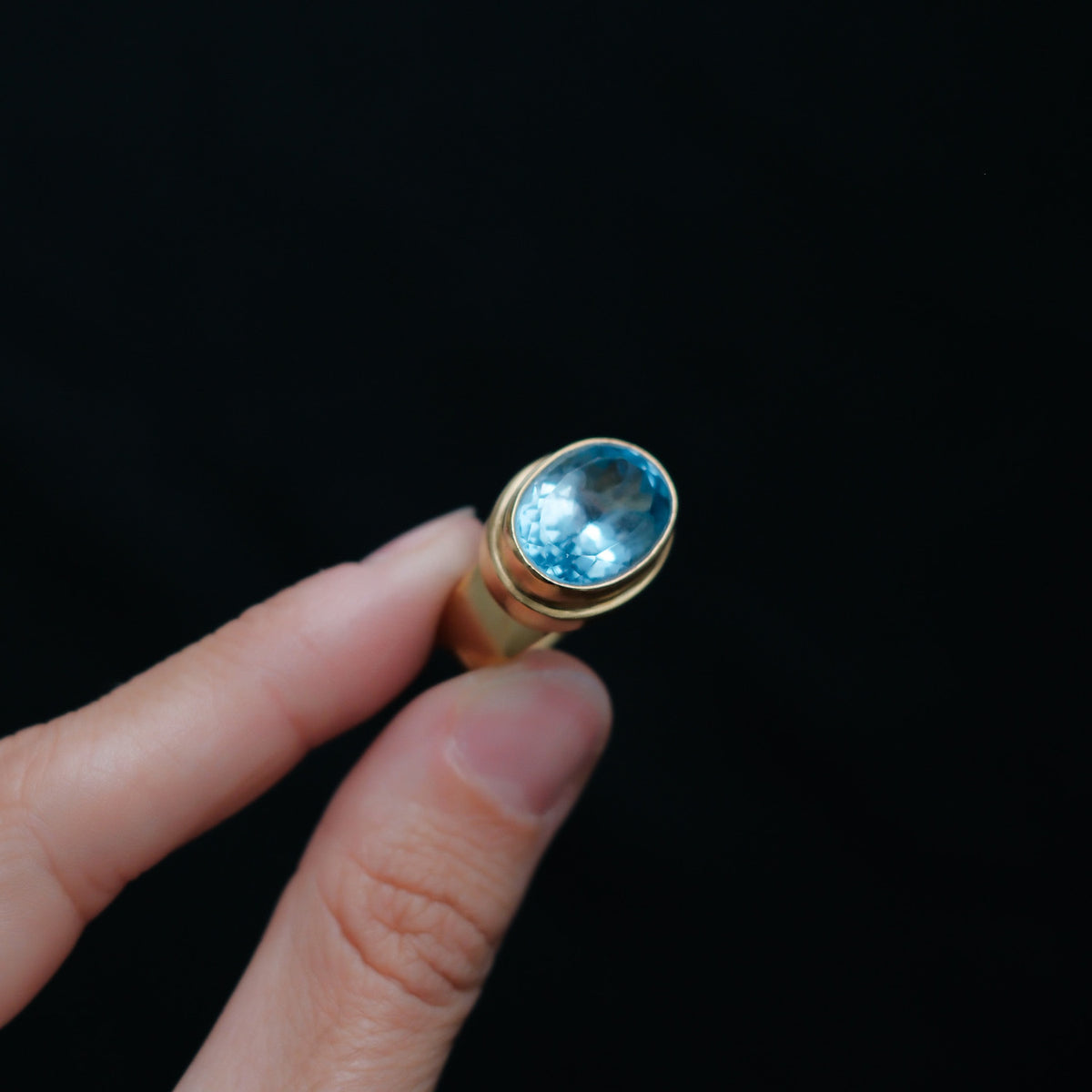 Anillo artesanal hecho a mano con plata de ley, baño de oro mateado y topacio azul facetado. Peso  11 g. Medidas topacio 15 mm x 10 mm Hand made gold plated silver ring with blue topaz. Lula Máiz