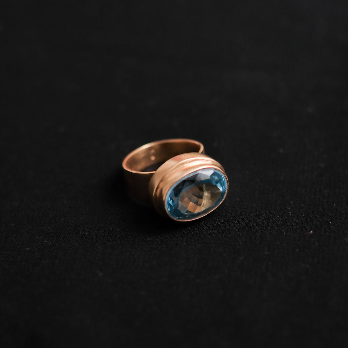 Anillo artesanal hecho a mano con plata de ley, baño de oro mateado y topacio azul facetado. Peso  11 g. Medidas topacio 15 mm x 10 mm Hand made gold plated silver ring with blue topaz. Lula Máiz