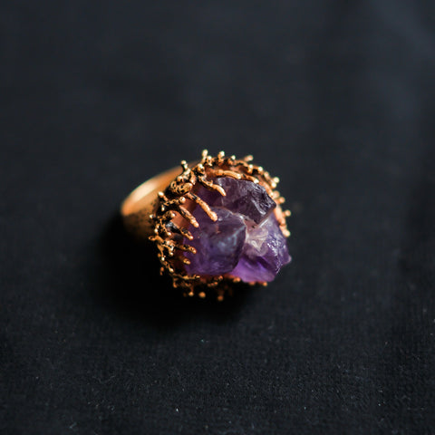 Anillo artesanal hecho a mano con plata de ley, baño de oro mateado y drusa de amatista. Tamaño 20 Peso 23 g. Amethyst druzy ring. Lula Máiz