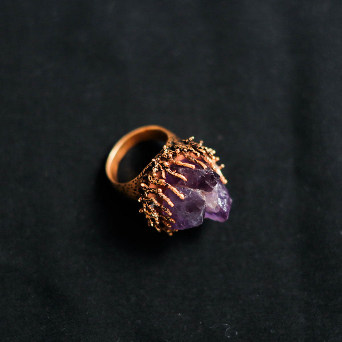 Anillo artesanal hecho a mano con plata de ley, baño de oro mateado y drusa de amatista. Tamaño 20 Peso 23 g. Amethyst druzy ring. Lula Máiz