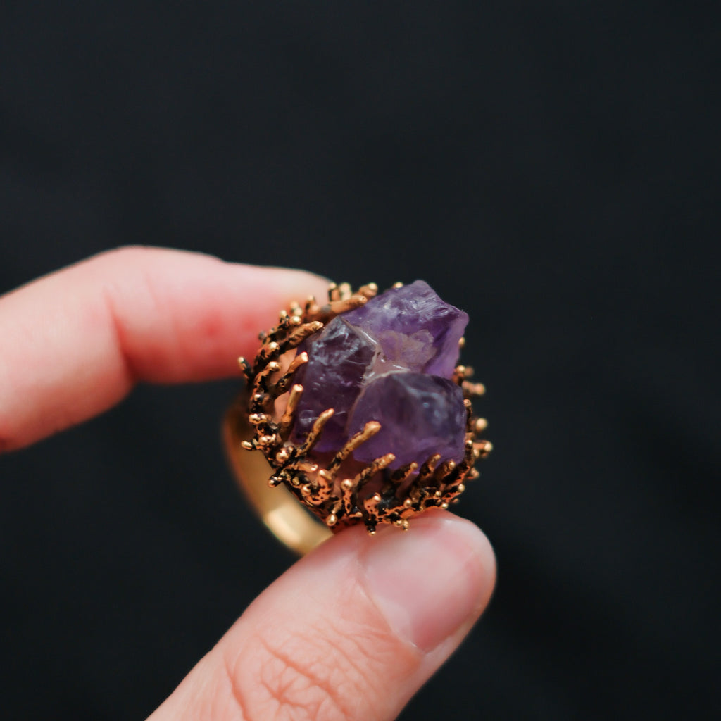 Anillo artesanal hecho a mano con plata de ley, baño de oro mateado y drusa de amatista. Tamaño 20 Peso 23 g. Amethyst druzy ring. Lula Máiz