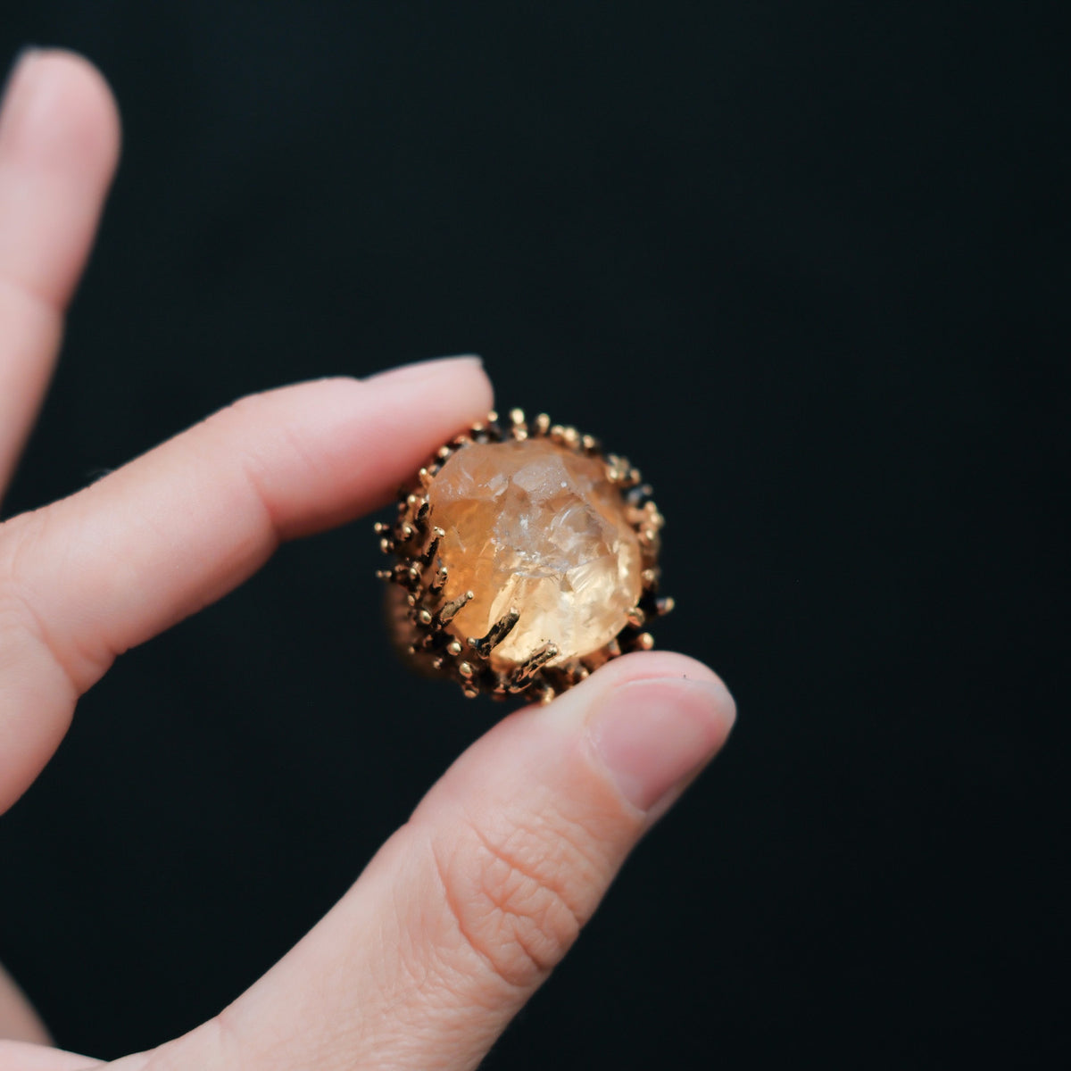 Anillo artesanal hecho a mano con plata de ley , baño de oro mateado y gran cuarzo citrino en bruto. Tamaño 15 Diametro cuarzo 2,5 cm Peso 25 g Handcrafted silver ring with citrine quartz. Lula Máiz