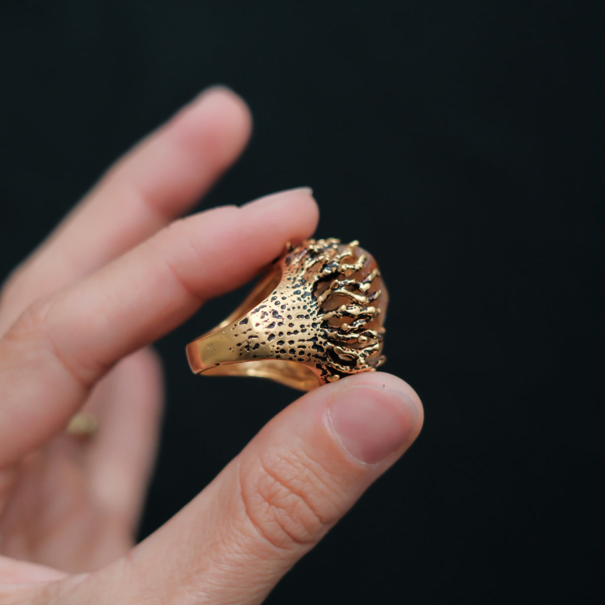 Anillo artesanal hecho a mano con plata de ley , baño de oro mateado y gran cuarzo citrino en bruto. Tamaño 15 Diametro cuarzo 2,5 cm Peso 25 g Handcrafted silver ring with citrine quartz. Lula Máiz