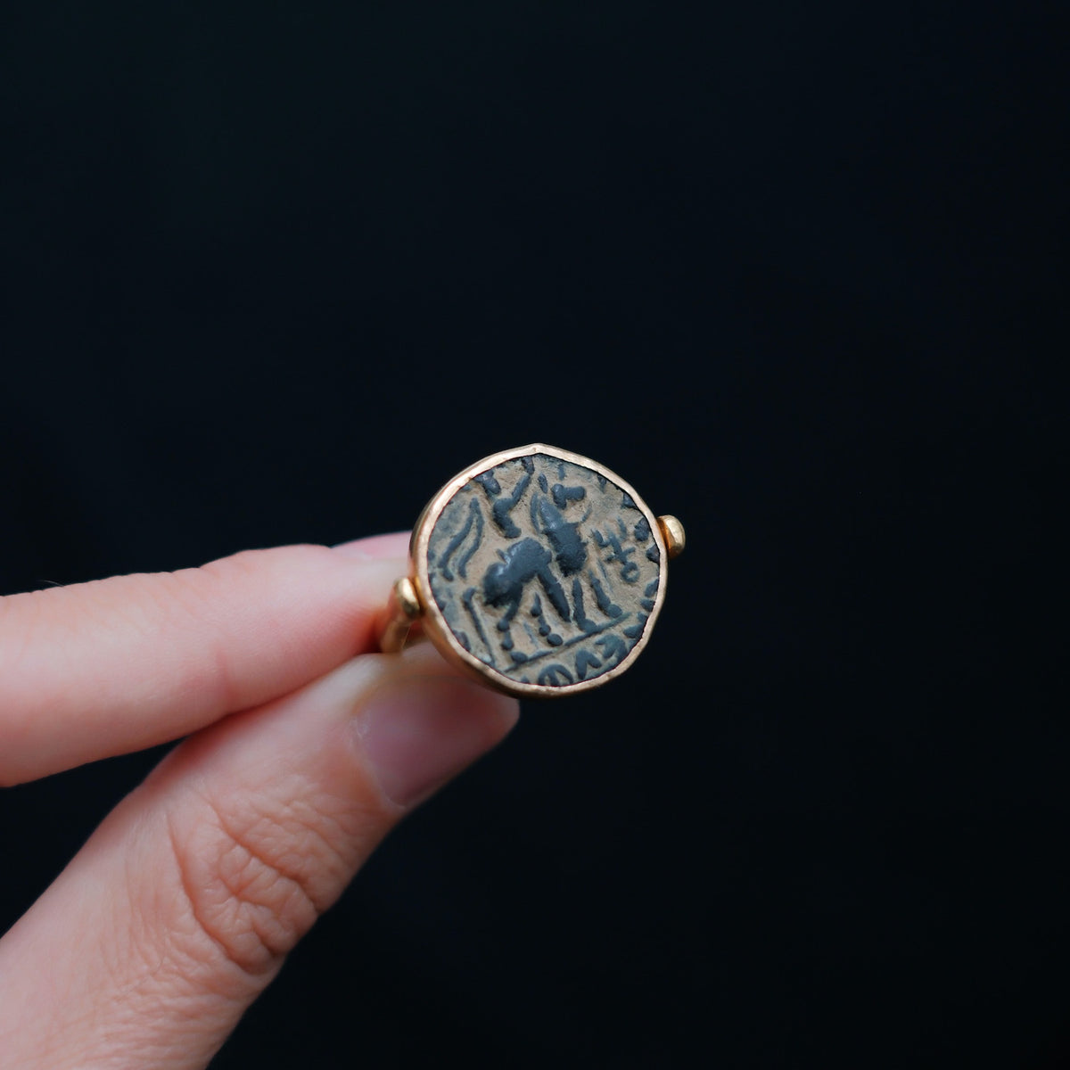 Anillo artesanal hecho a mano con oro de 18 k y moneda antigua. La moneda se puede girar para usarla con sus dos diferentes caras. Tamaño 18 Diámetro moneda 2 cm Peso 14 g. Ring hand made with gold and old coin. Lula Maiz