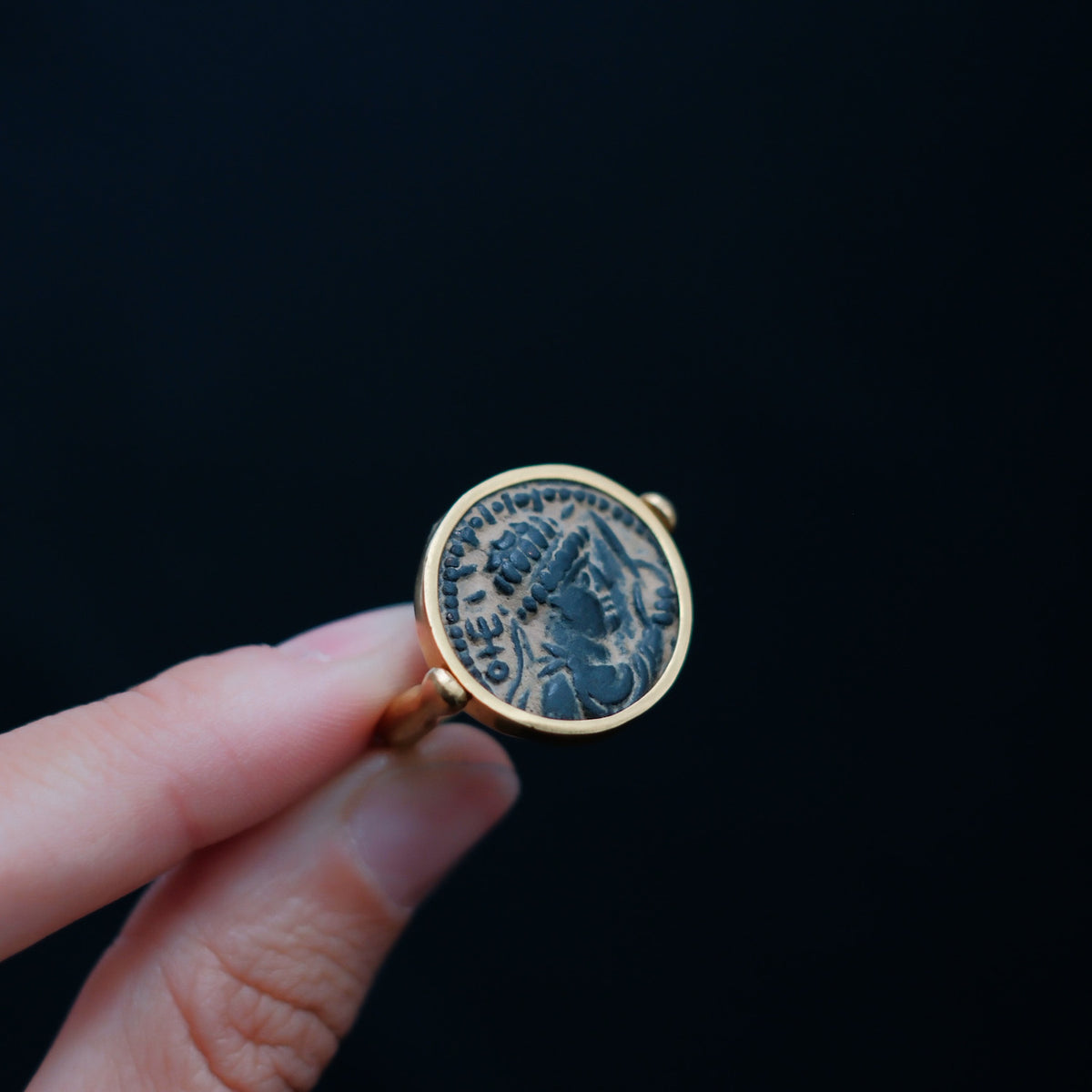 Anillo artesanal hecho a mano con oro de 18 k y moneda antigua. La moneda se puede girar para usarla con sus dos diferentes caras. Tamaño 18 Diámetro moneda 2 cm Peso 14 g. Ring hand made with gold and old coin. Lula Maiz