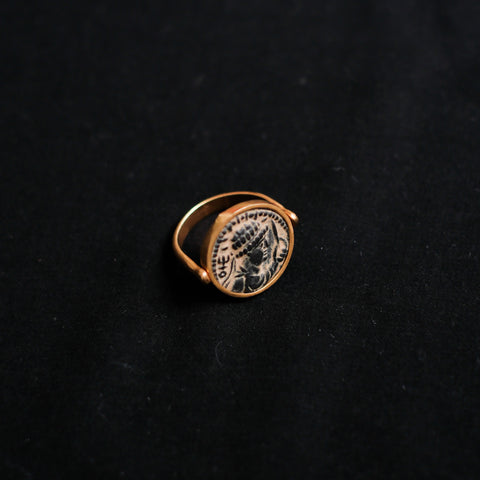 Anillo artesanal hecho a mano con oro de 18 k y moneda antigua. La moneda se puede girar para usarla con sus dos diferentes caras. Tamaño 18 Diámetro moneda 2 cm Peso 14 g. Ring hand made with gold and old coin. Lula Maiz