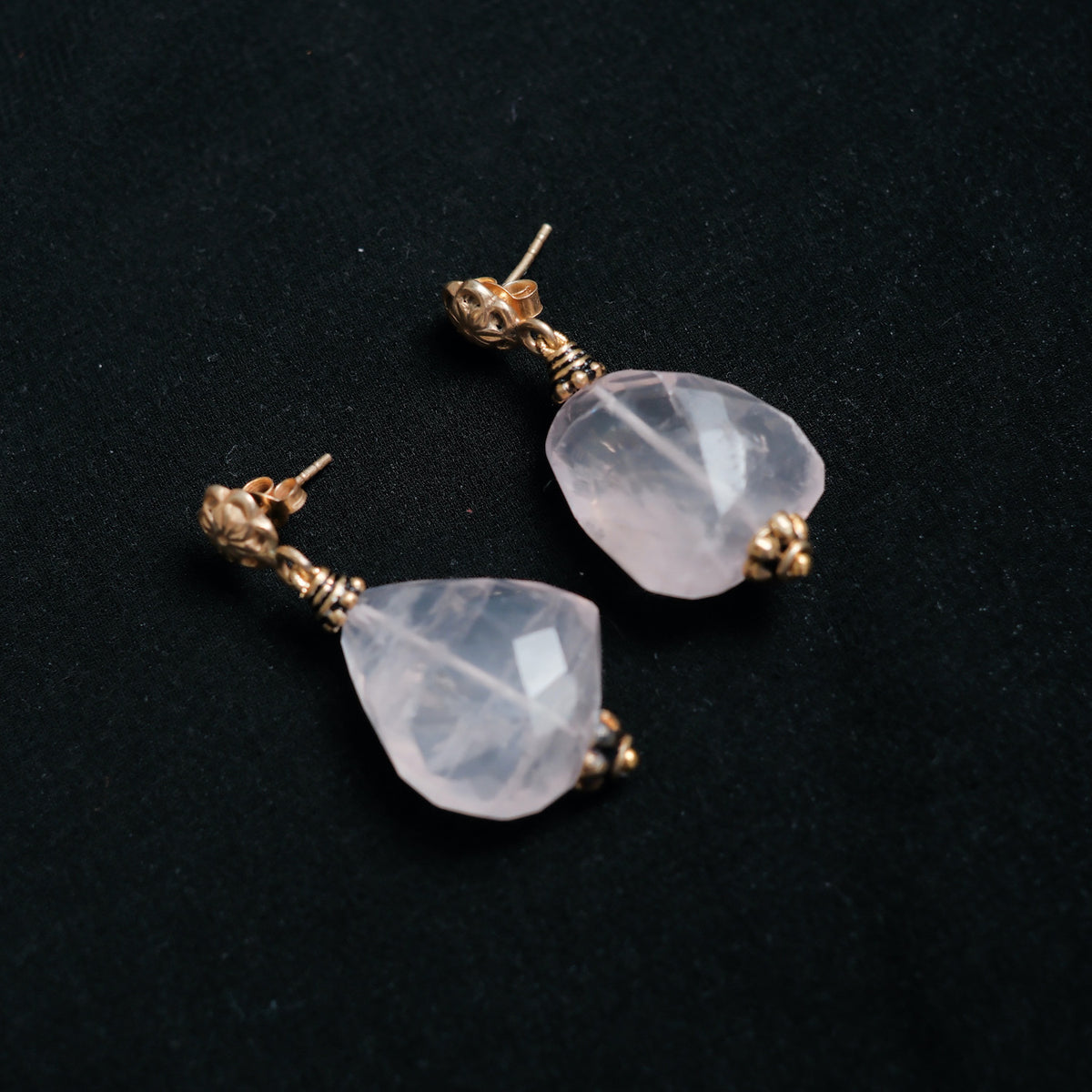 Pendientes artesanales con plata de ley, baño de oro y cuarzo rosa facetado. El top tambien es de plata de ley con mariposa . Longitud 4 cm. Ancho 2 cm. Peso 13 g. Hand made earrings with gold plated silver and faceted rose quartz beads. Lula Máiz