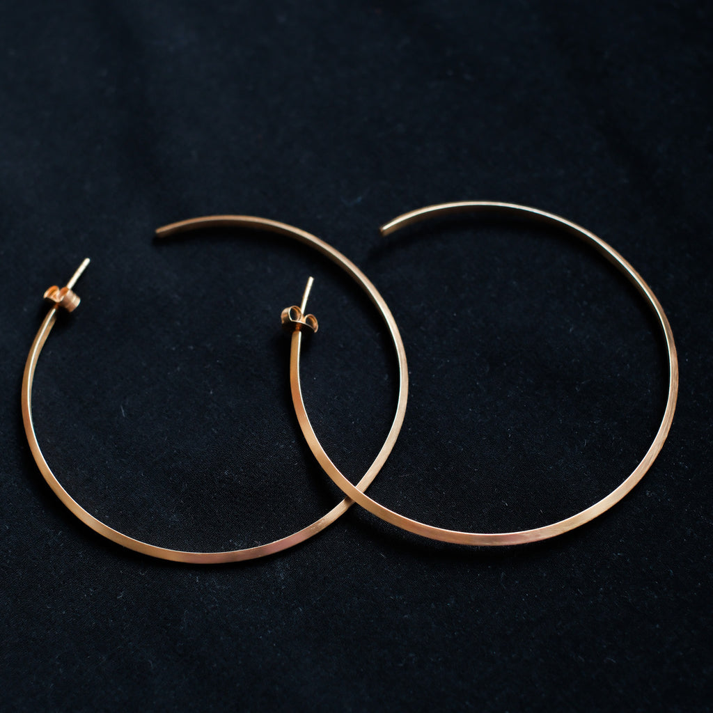 Aros artesanales hechos a mano con plata dorada y cierre de mariposa. Diámetro 6´5 cm Peso 12 g. Hand made gold plated silver hoops. Lula Máiz