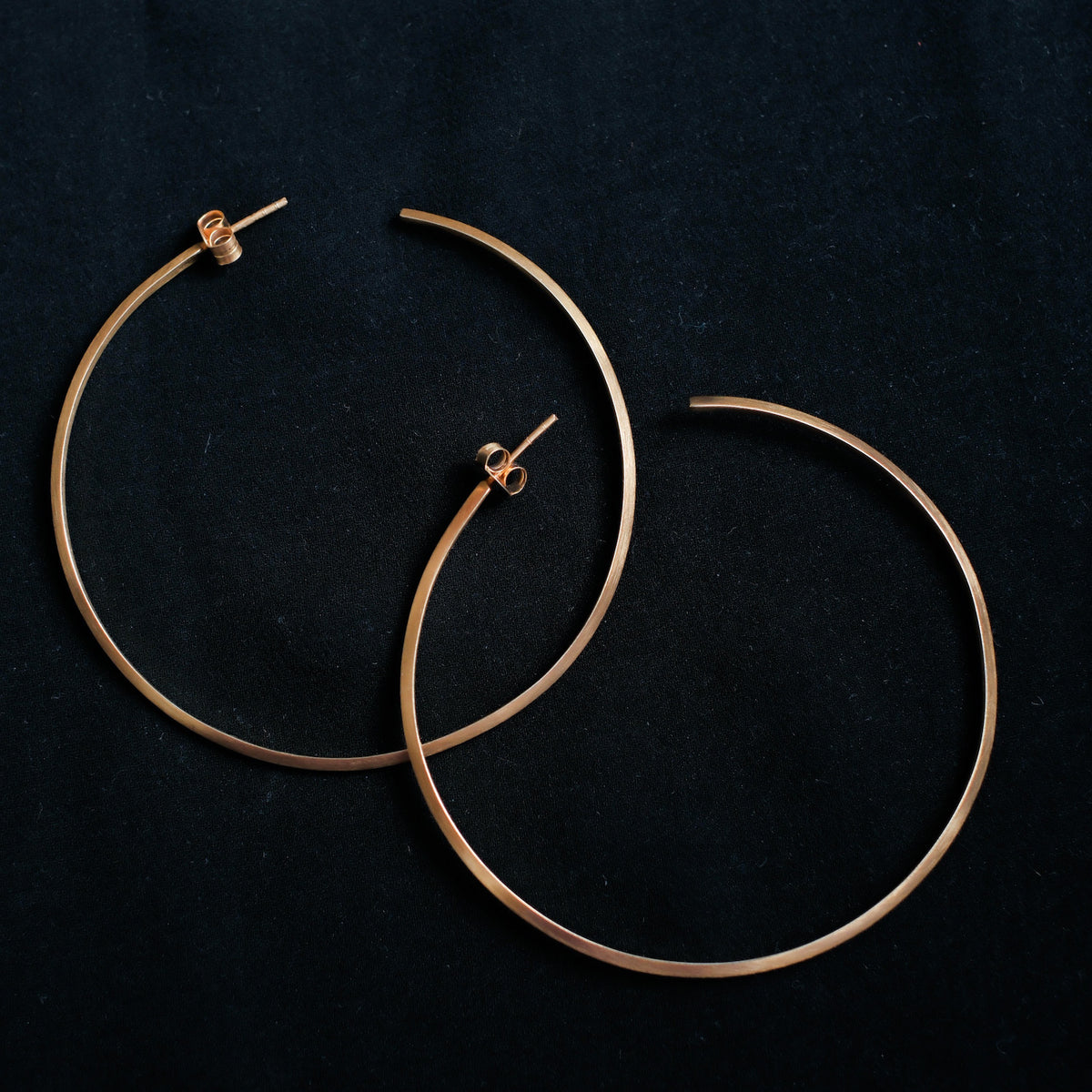 Aros artesanales hechos a mano con plata dorada y cierre de mariposa. Diámetro 6´5 cm Peso 12 g. Hand made gold plated silver hoops. Lula Máiz