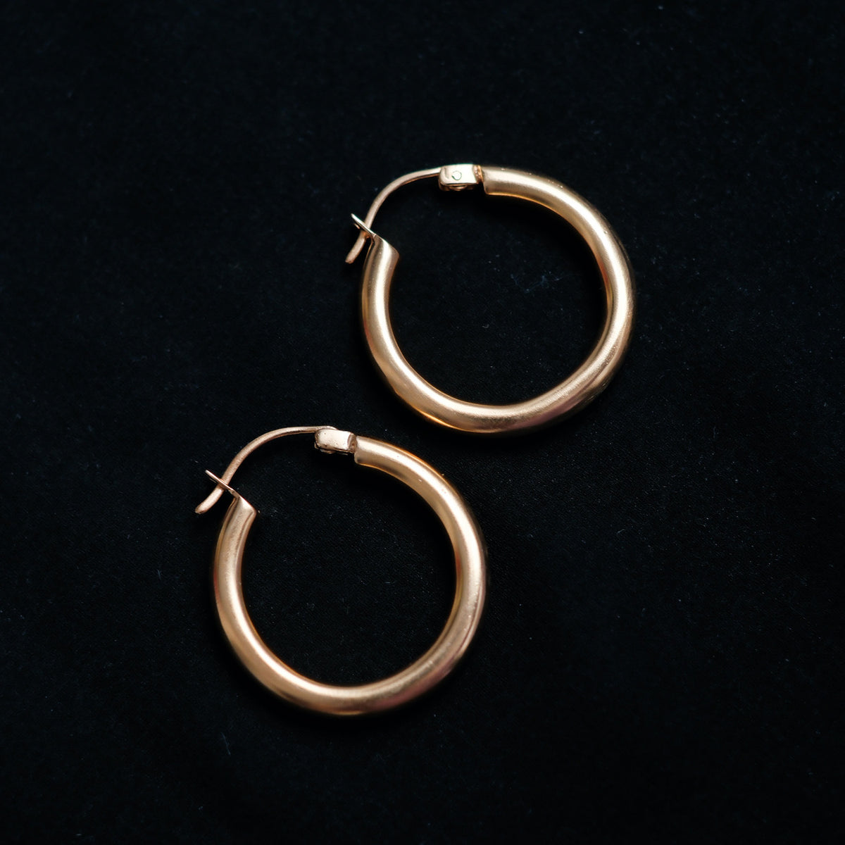 Aros artesanales hechos a mano con plata y baño de oro mateado. Diametro 2´5 cm Peso 7 g. Hand made gold plated silver hoops. Lula Máiz