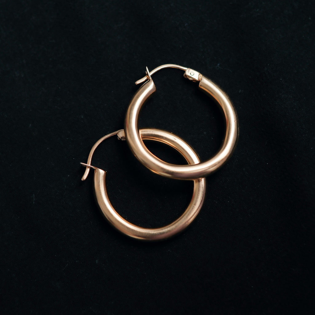 Aros artesanales hechos a mano con plata y baño de oro mateado. Diametro 2´5 cm Peso 7 g. Hand made gold plated silver hoops. Lula Máiz