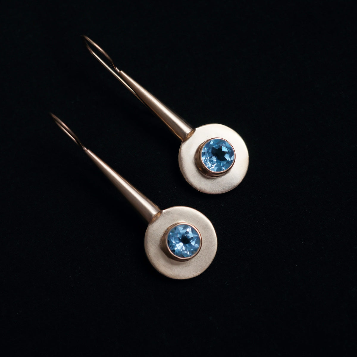 Pendientes artesanales hechos a mano con plata de ley, baño de oro mateado y topacio azul. Longitud  5 cm Peso 8 g.Handcrafted gold plated silver earrings with blue topaz. Lula Máiz