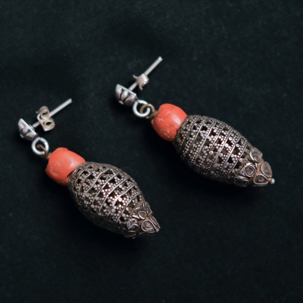 Pendientes antiguos de Mongolia hechos a mano con plata y corales. El top es contemporáneo de plata de ley con sistema de presión con mariposa. Longitud 5 cm Peso 15 g.Old earrings from Mongolia hand made with silver and coral.