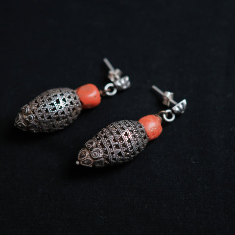 Pendientes antiguos de Mongolia hechos a mano con plata y corales. El top es contemporáneo de plata de ley con sistema de presión con mariposa. Longitud 5 cm Peso 15 g.Old earrings from Mongolia hand made with silver and coral.