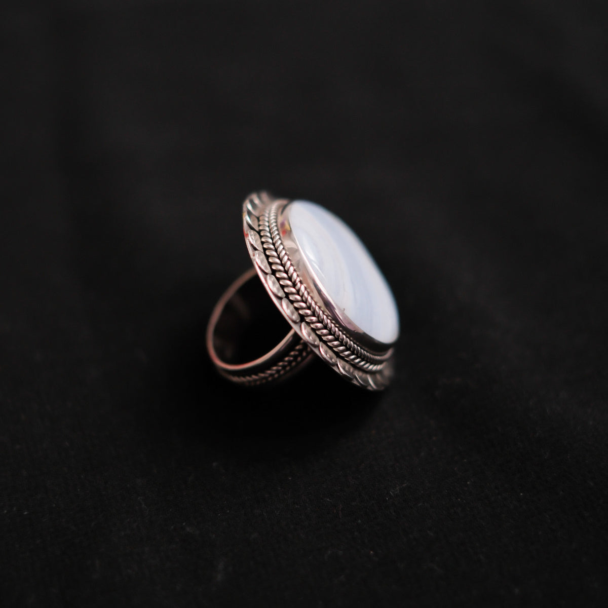 Anillo artesanal hecho a mano con plata de ley y ágata de lazo azul. Tamaño 17 Peso 20 g. Hand made silver ring with blue lace agate. Lula Máiz