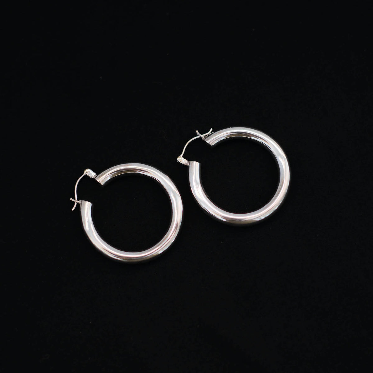 Aros grandes artesanales hechos a mano en plata de ley. Diámetro  4´5 cm Peso 22 g Silver hoop earrings. Lula Máiz